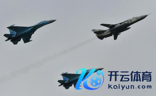  上图为2018 年10月，乌克兰空军举行演习，两架 SU-27 战机护送一架 SU-24 前哨轰炸机。